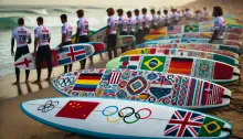 Un primer plano de los competidores preparándose en la playa, con sus tablas de surf decoradas con las banderas de sus países.